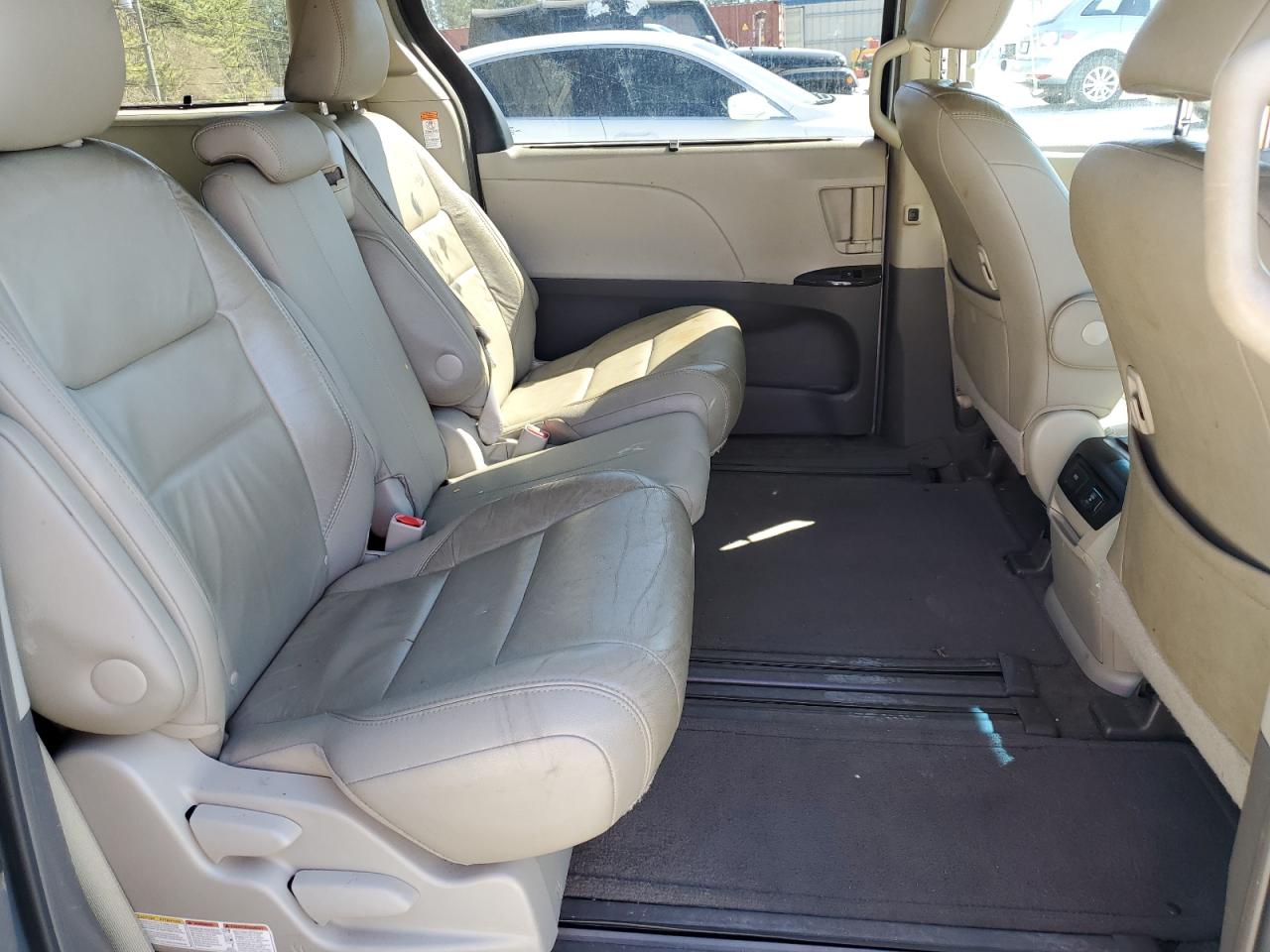 2015 Toyota Sienna - Image 11