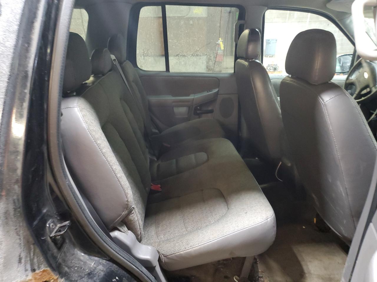 2004 Ford Explorer - Image 11