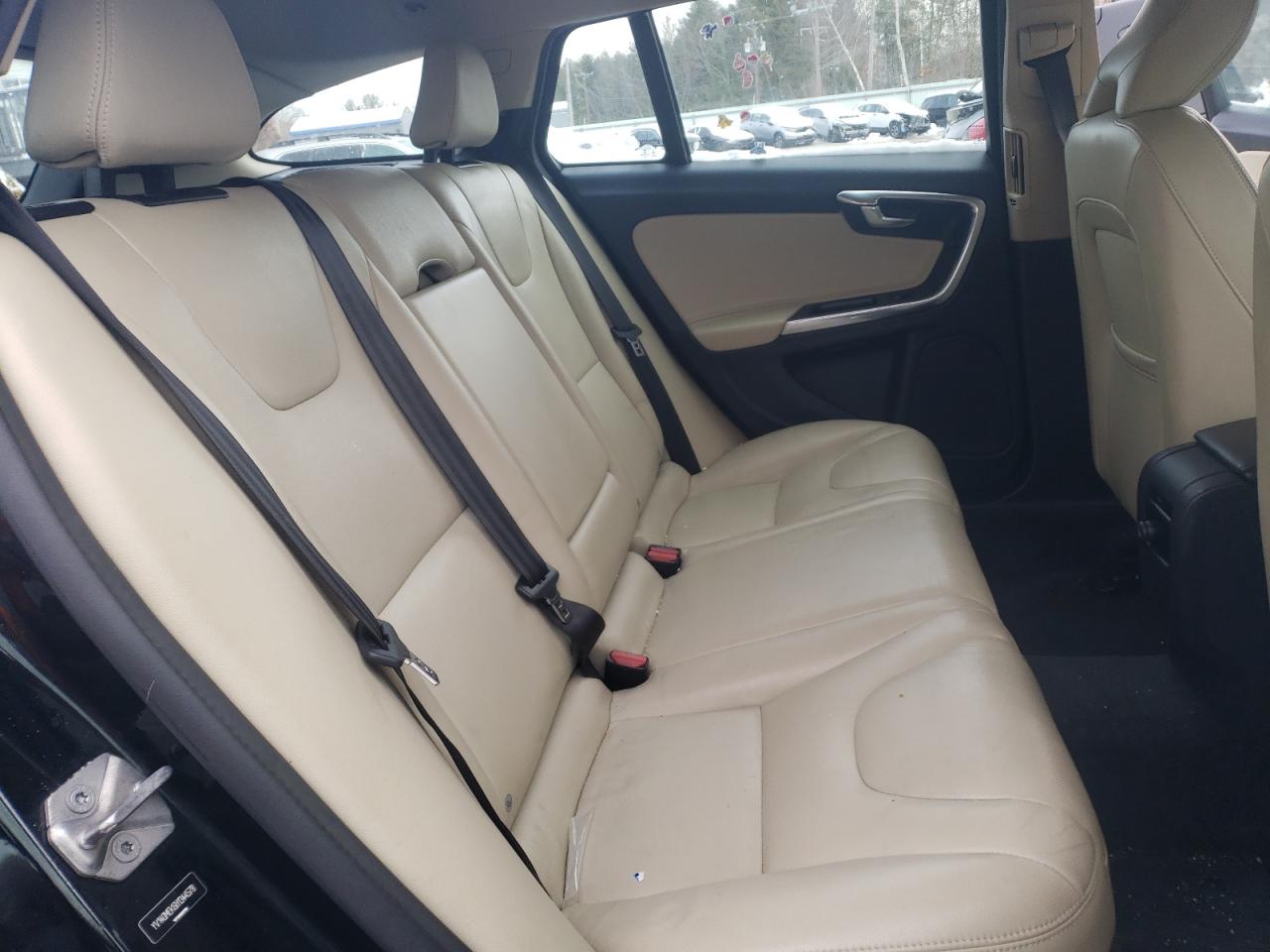 2017 Volvo V60 - Image 10