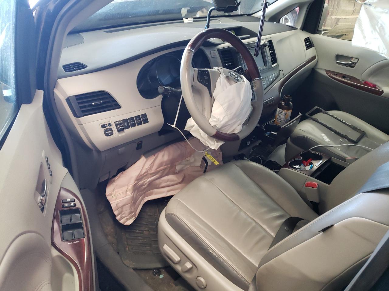 2013 Toyota Sienna - Image 8