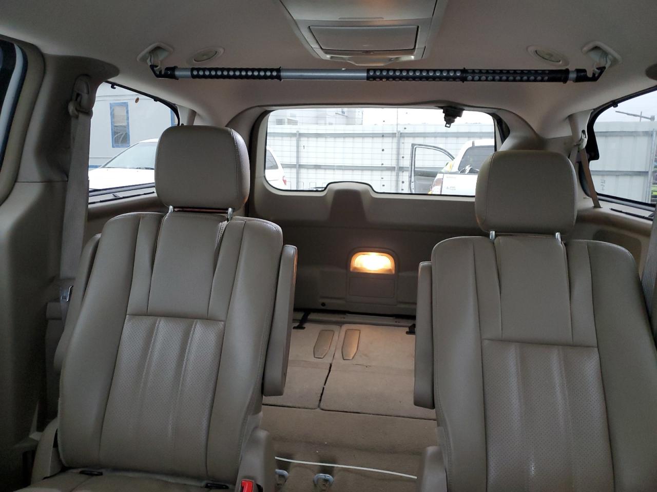 2015 Chrysler Town & Country - Image 10