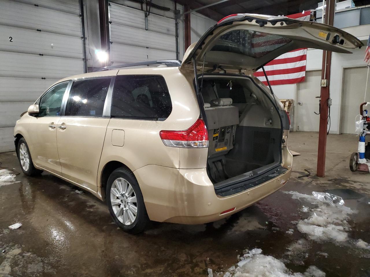 2012 Toyota Sienna - Image 2