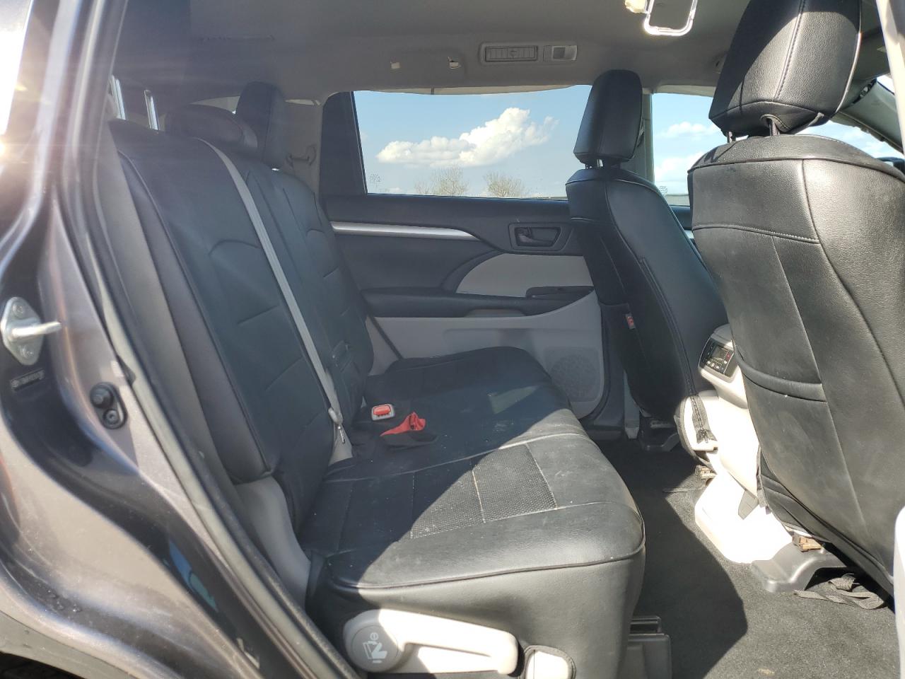 2014 Toyota Highlander - Image 11