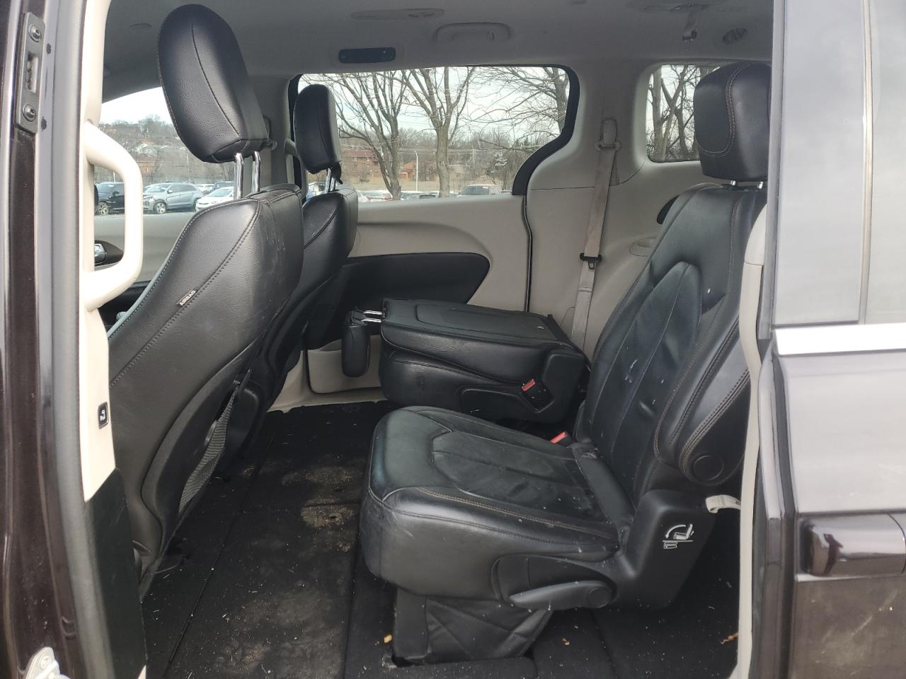 2017 Chrysler Pacifica - Image 11