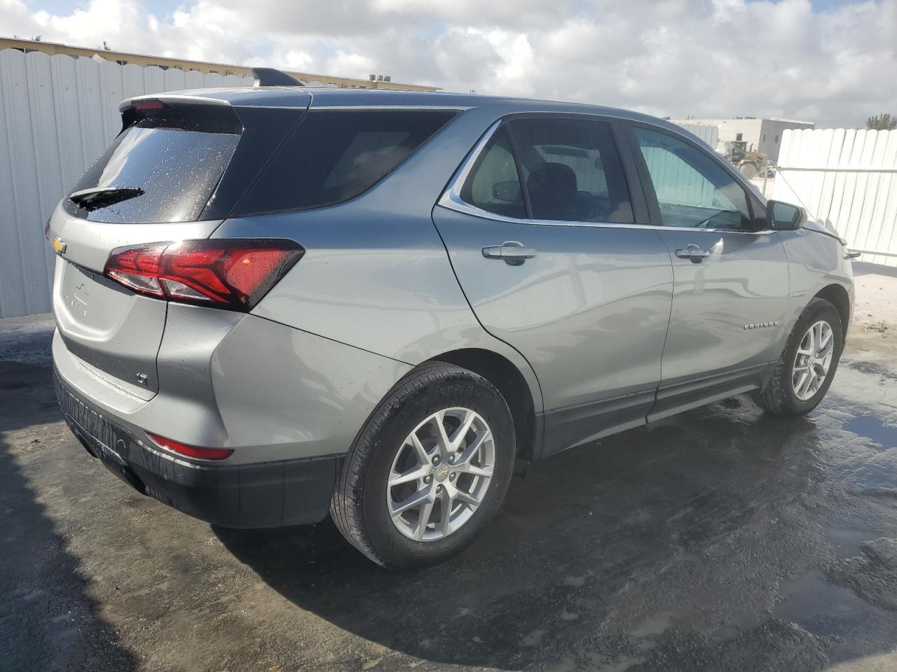 2023 Chevrolet Equinox - Image 3