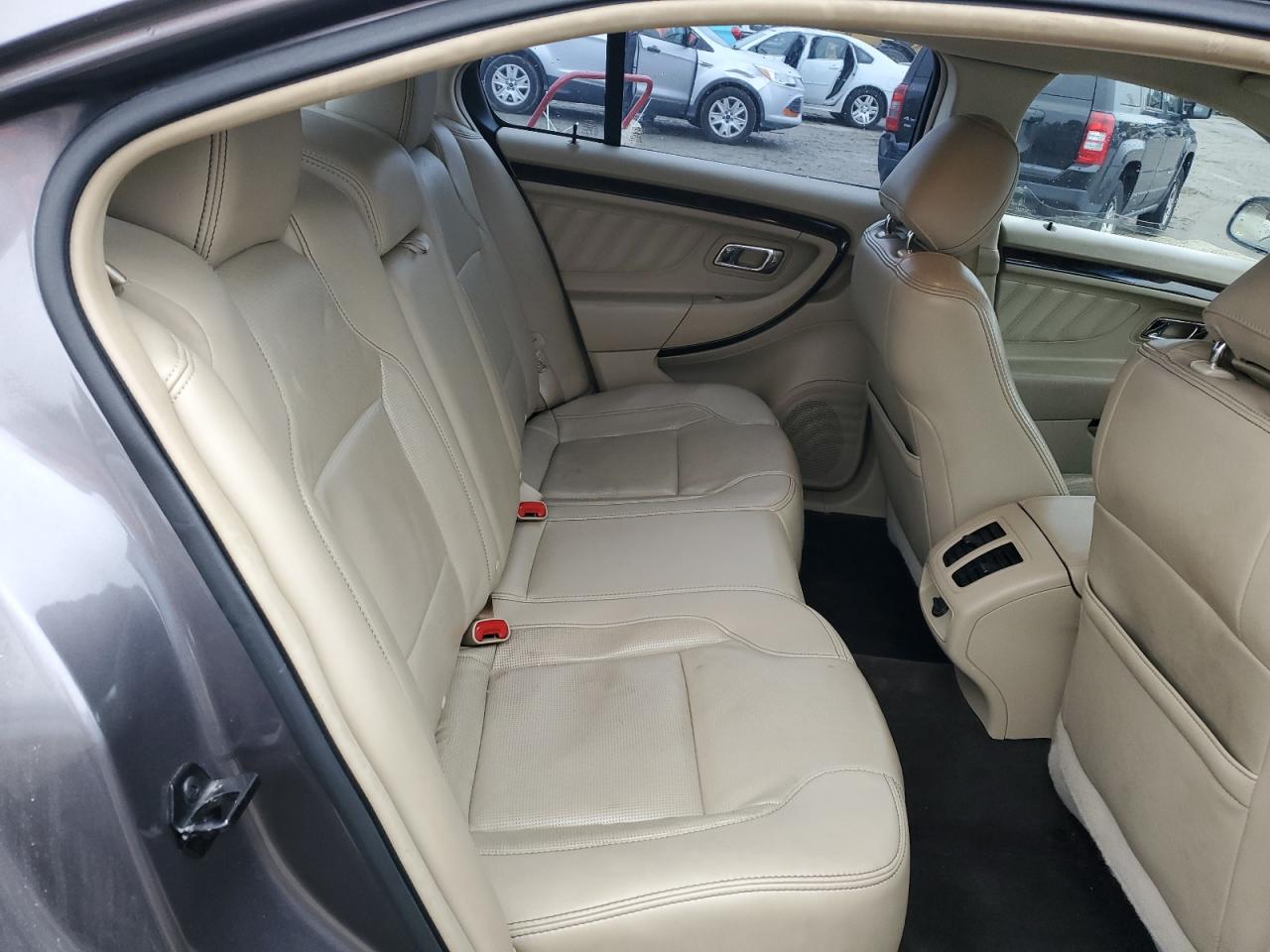 2013 Ford Taurus - Image 10