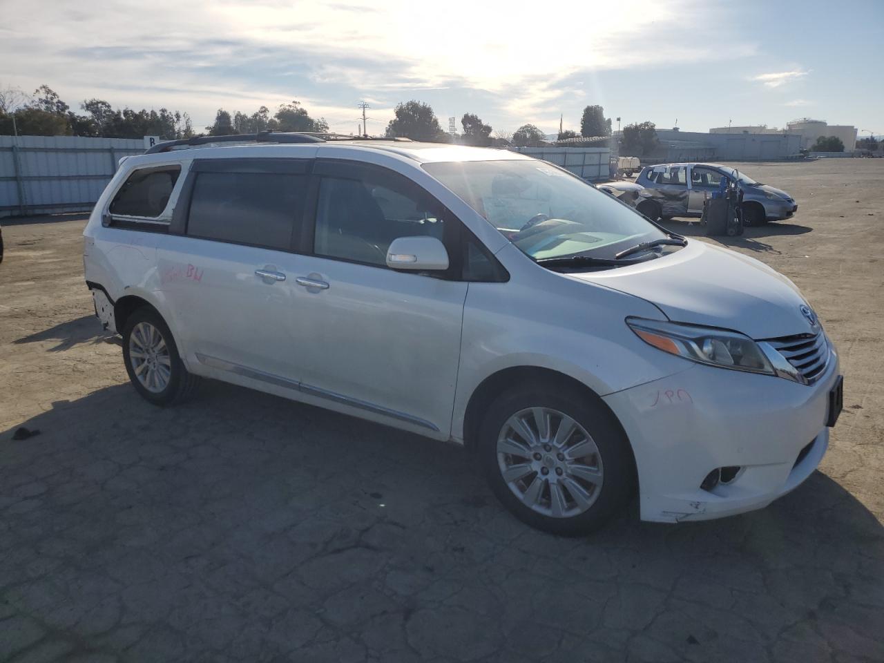 2015 Toyota Sienna - Image 4