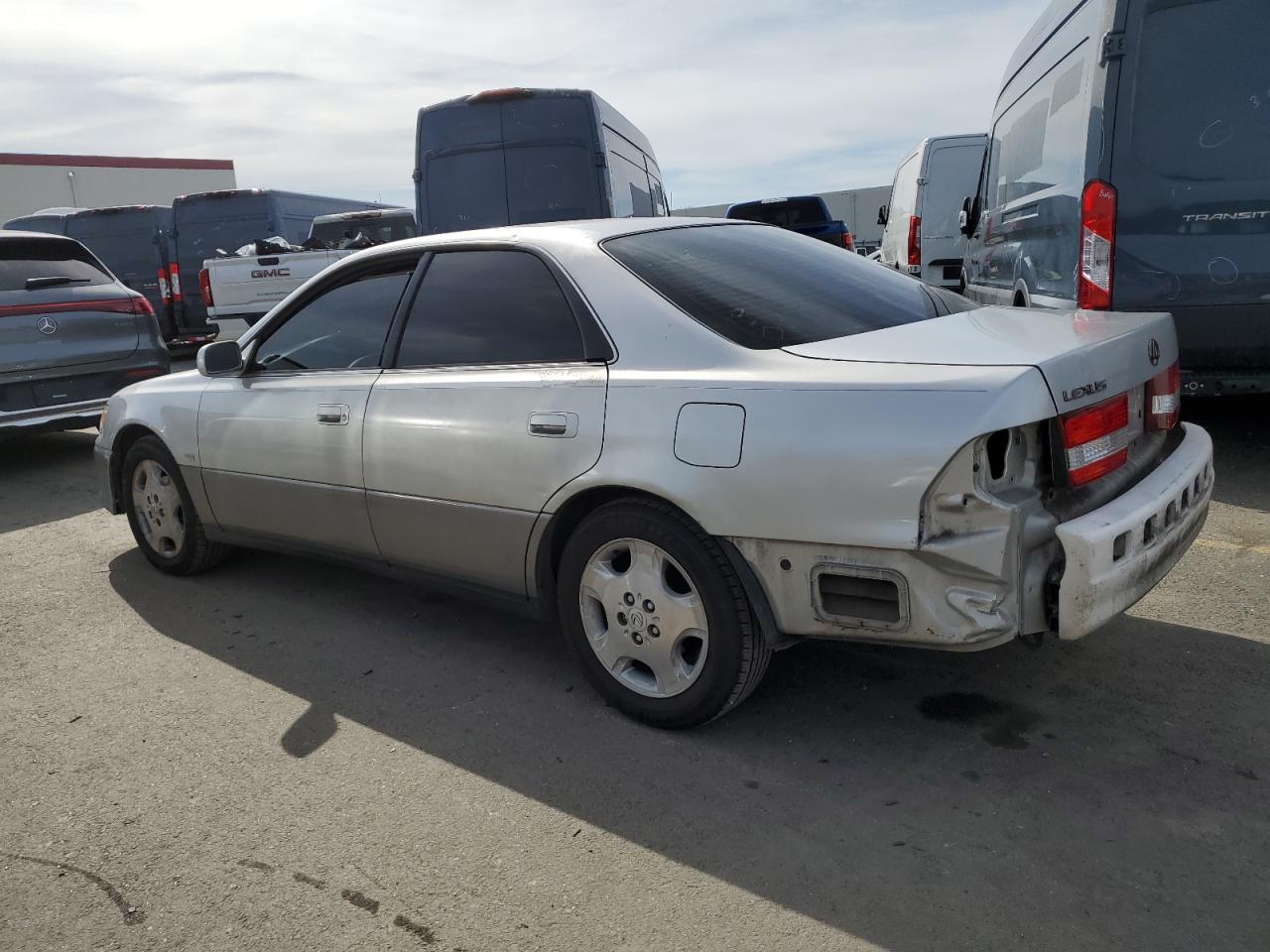 2000 Lexus ES - Image 2