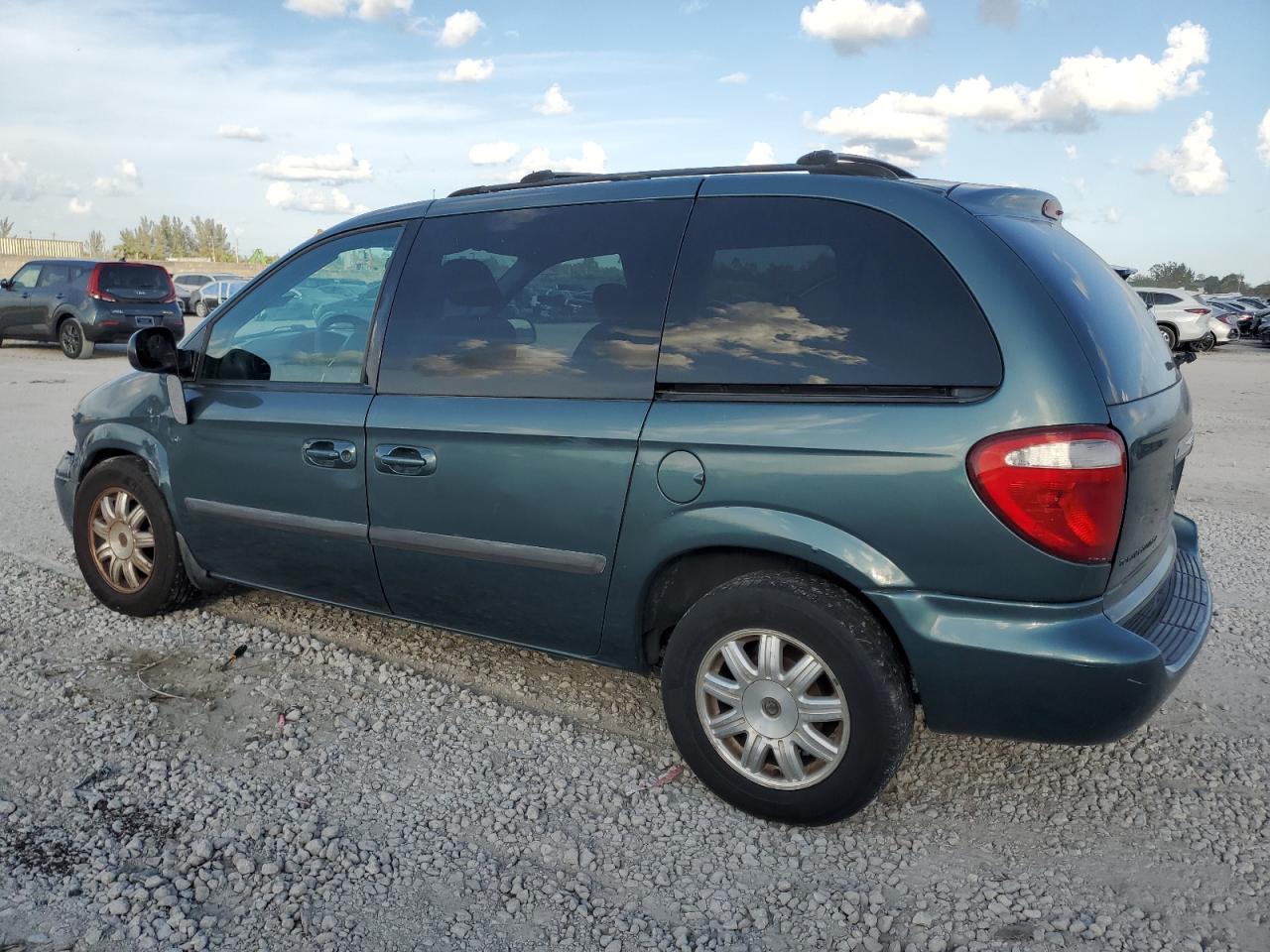 2007 Chrysler Town & Country - Image 2