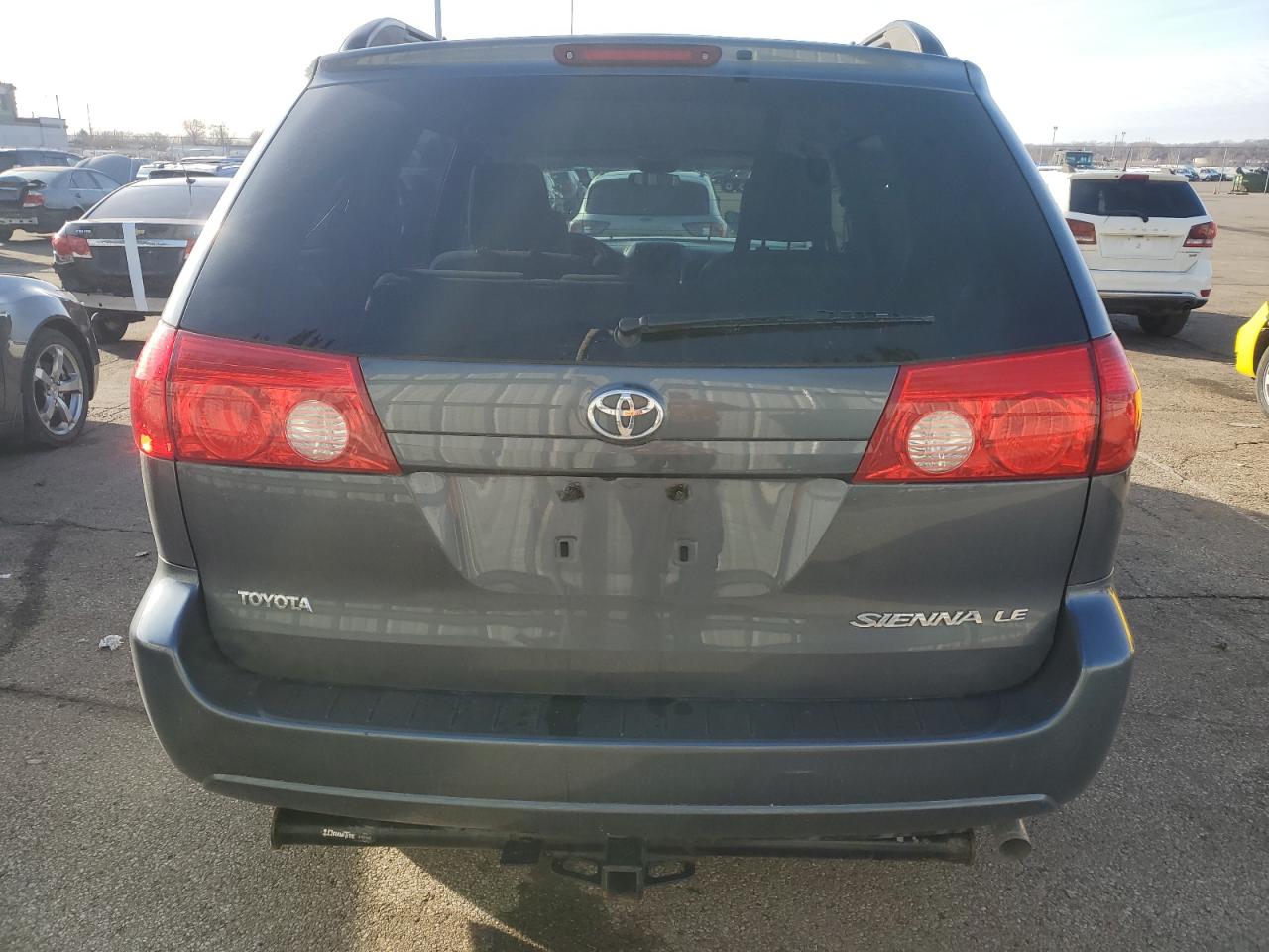 2010 Toyota Sienna - Image 6
