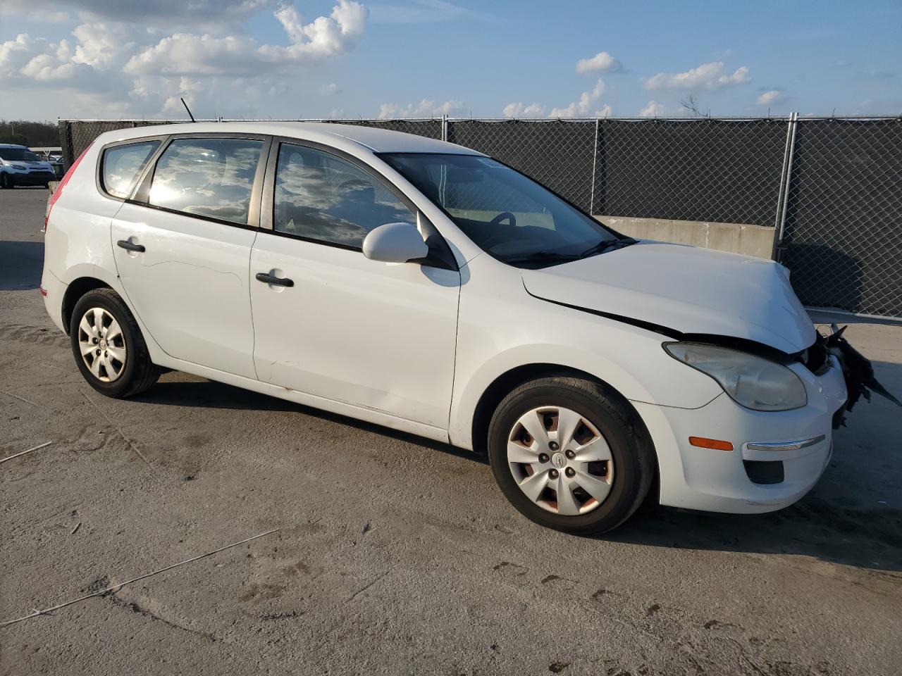 2010 Hyundai Elantra - Image 4