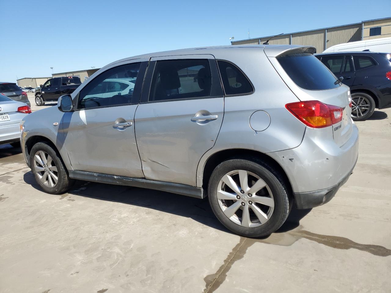 2014 Mitsubishi Outlander - Image 2