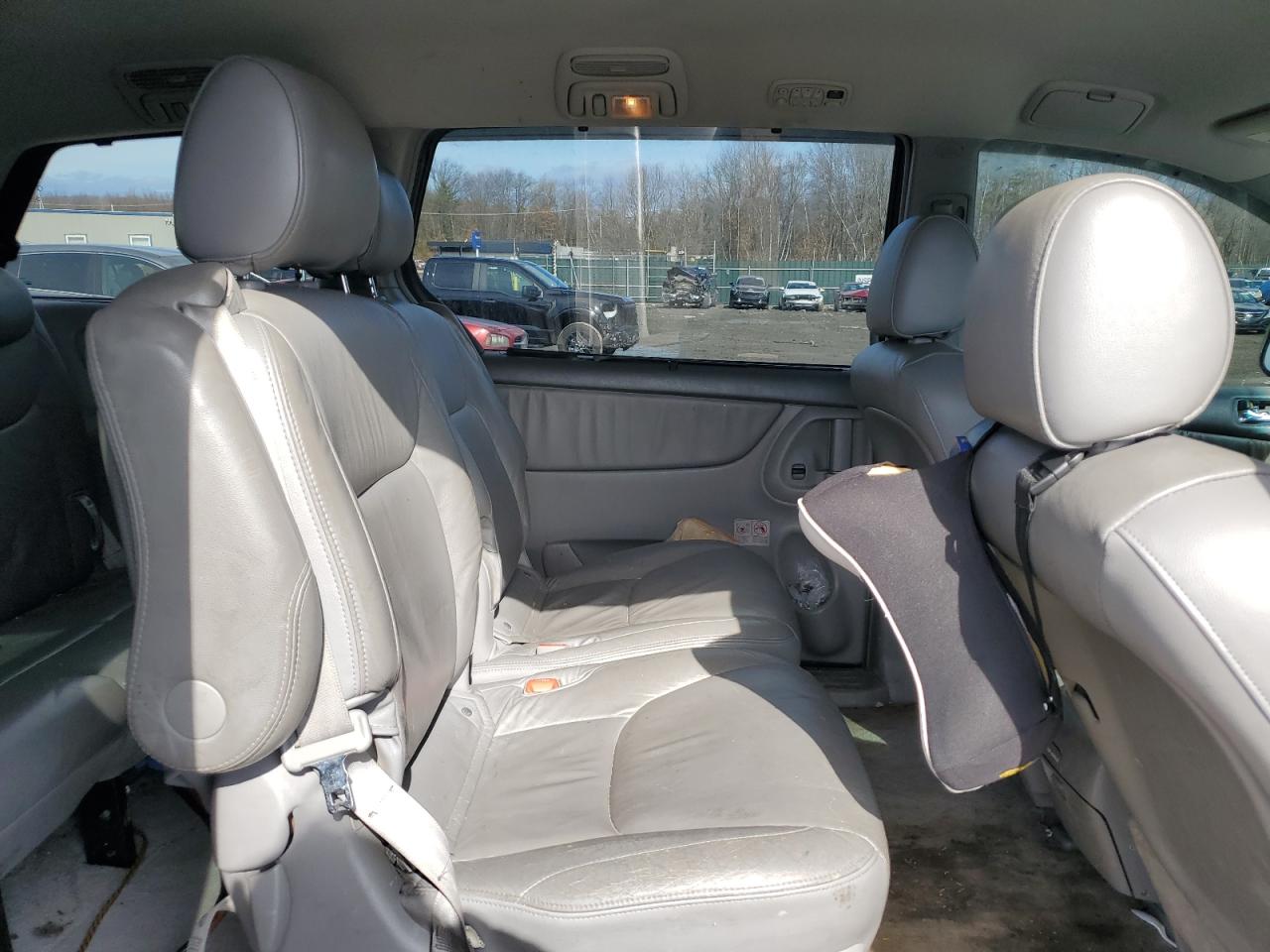 2006 Toyota Sienna - Image 11