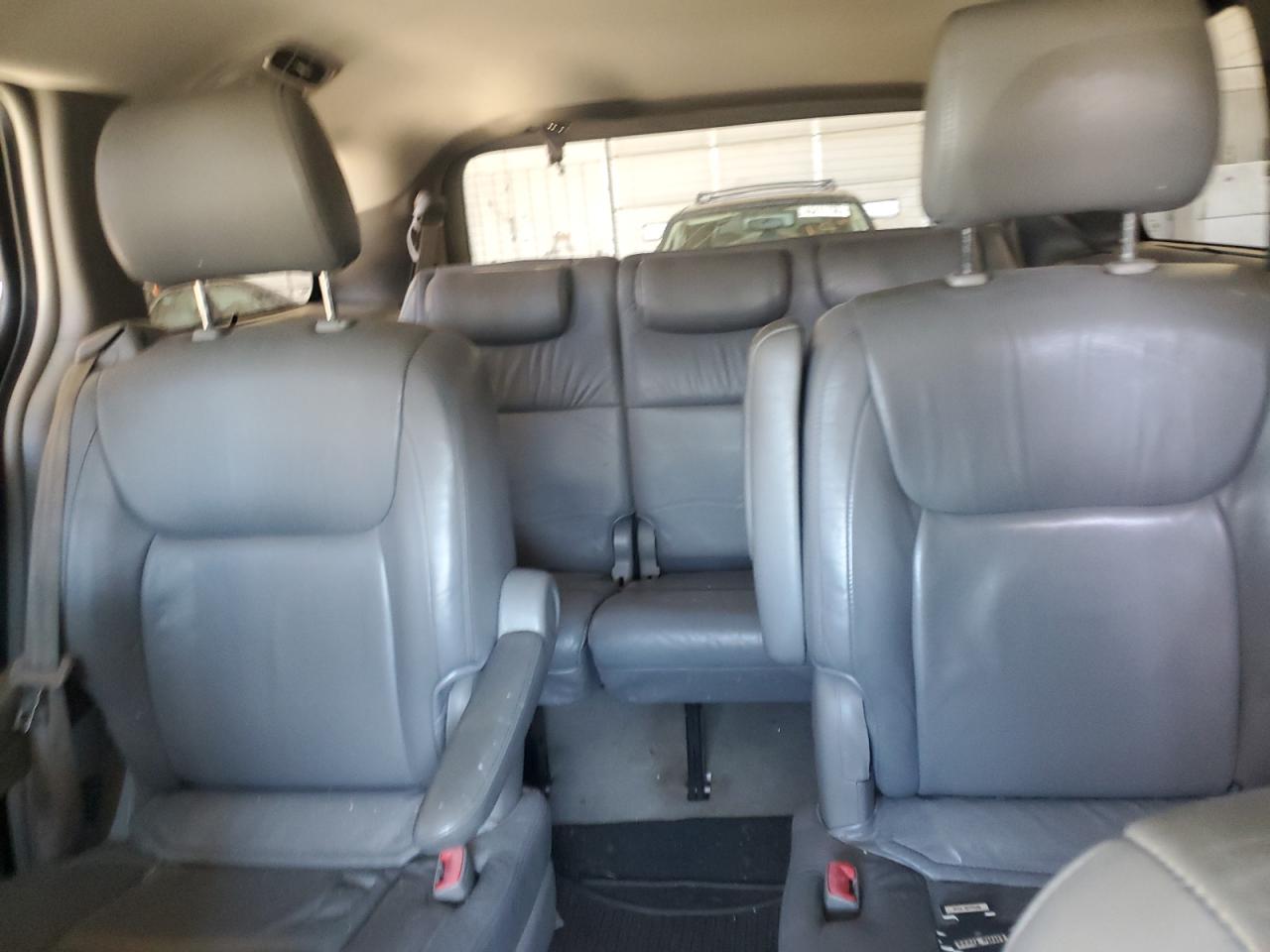2004 Toyota Sienna - Image 10