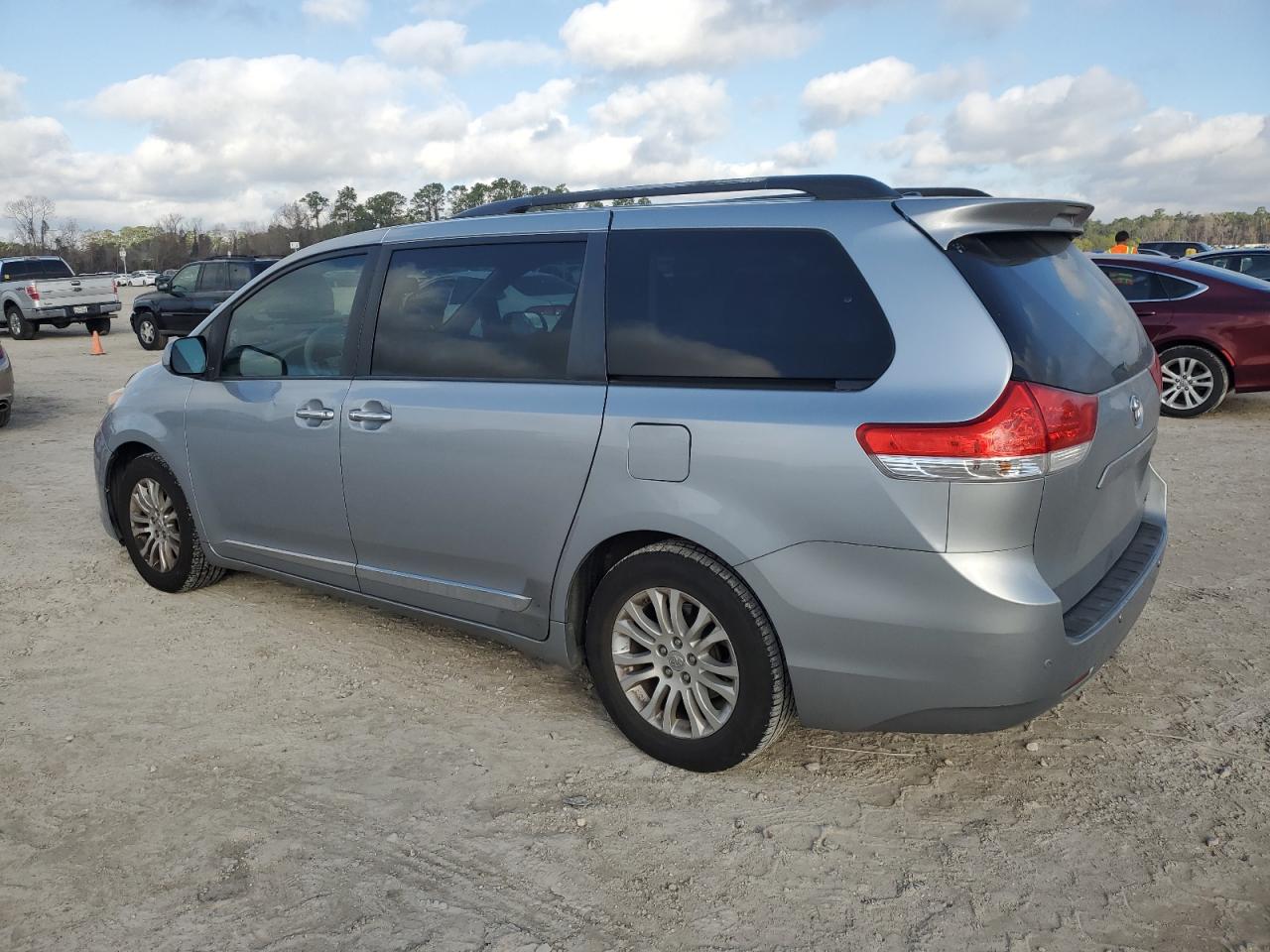 2014 Toyota Sienna - Image 2
