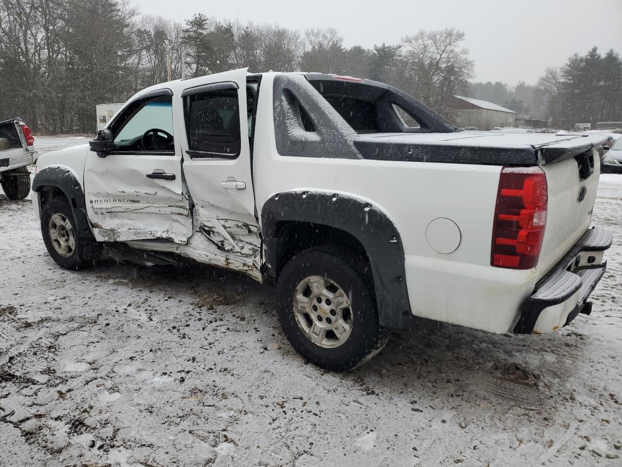 2007 Chevrolet Avalanche - Image 2