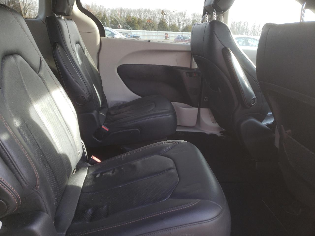 2019 Chrysler Pacifica - Image 11