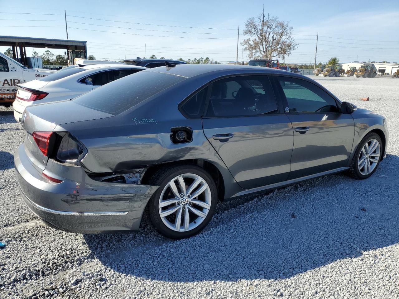 2019 Volkswagen Passat - Image 3