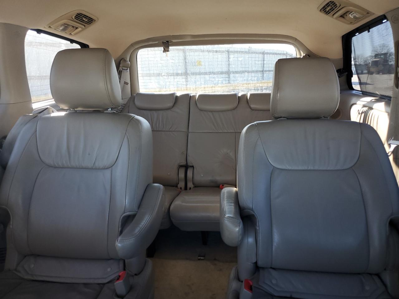 2010 Toyota Sienna - Image 10