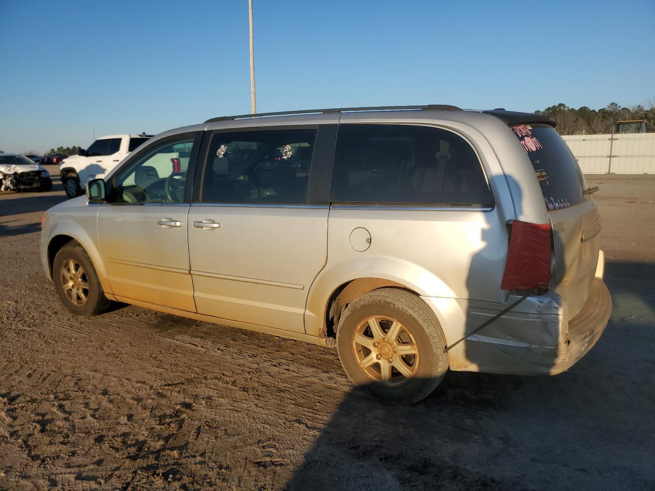 2008 Chrysler Town & Country - Image 2