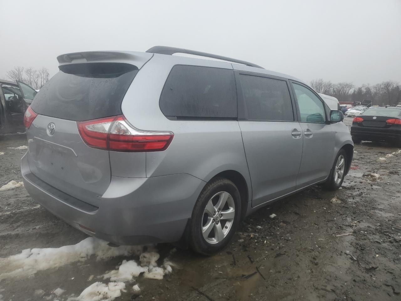 2017 Toyota Sienna - Image 3