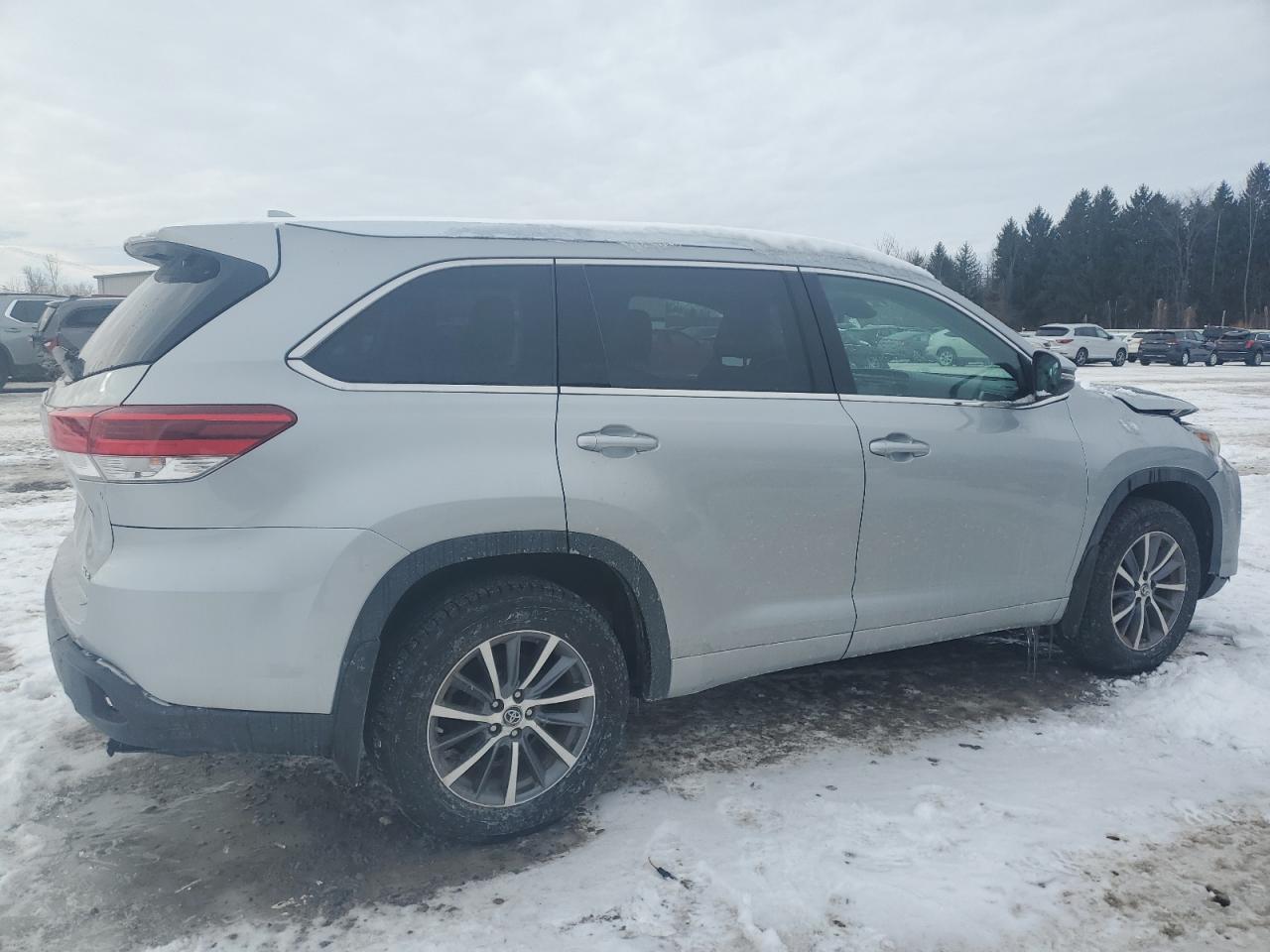 2017 Toyota Highlander - Image 3