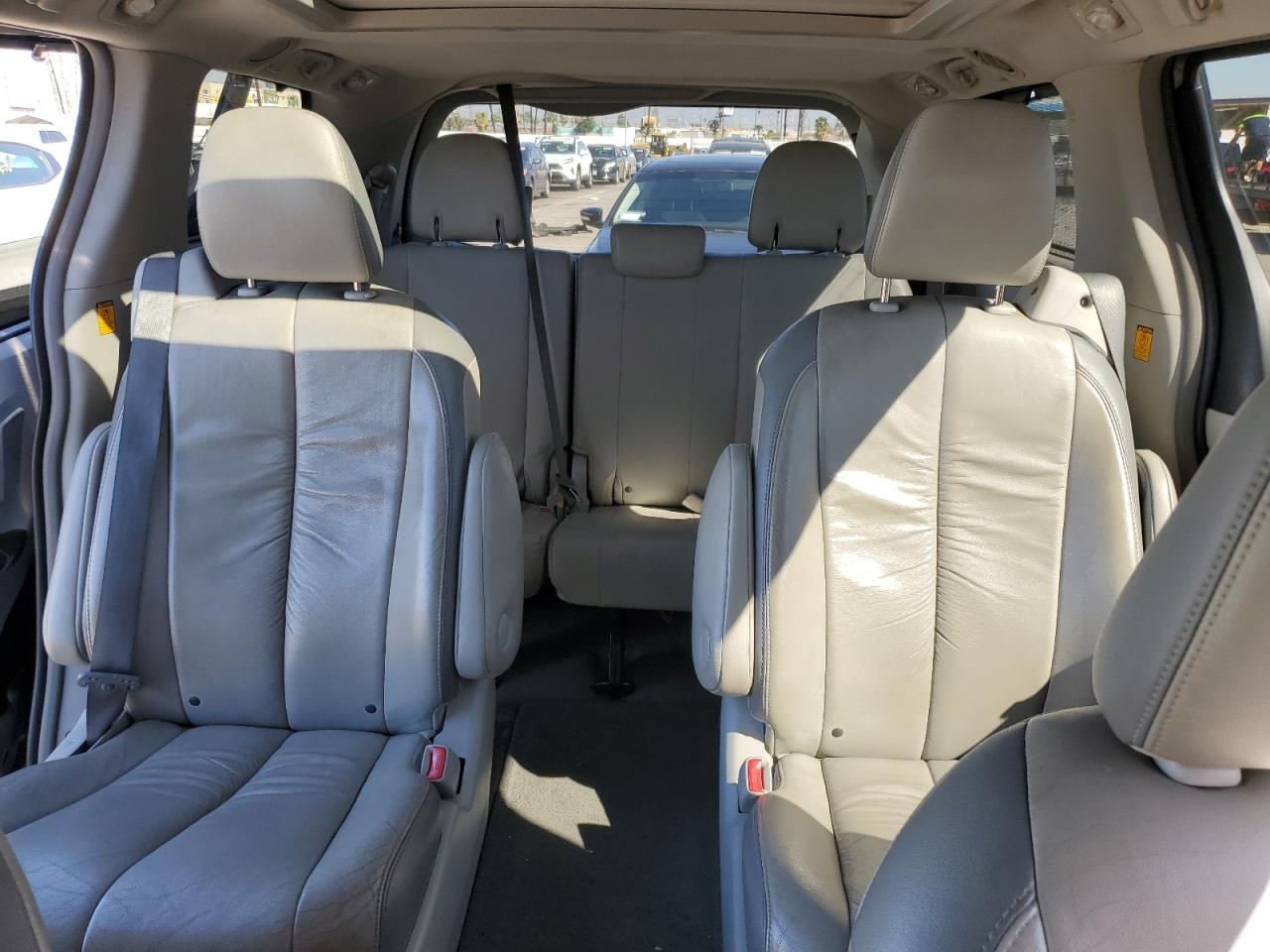 2012 Toyota Sienna - Image 10
