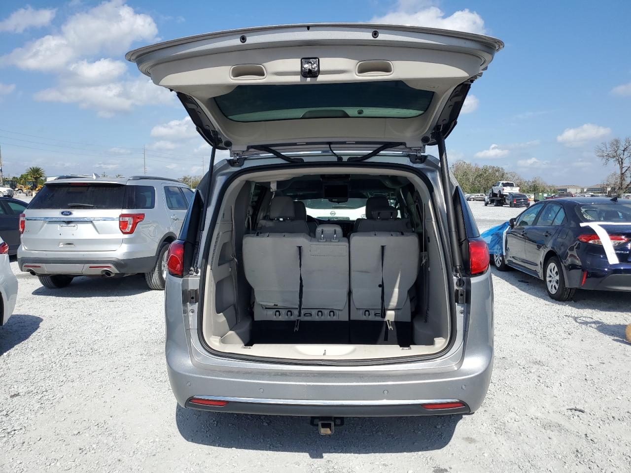 2017 Chrysler Pacifica - Image 6