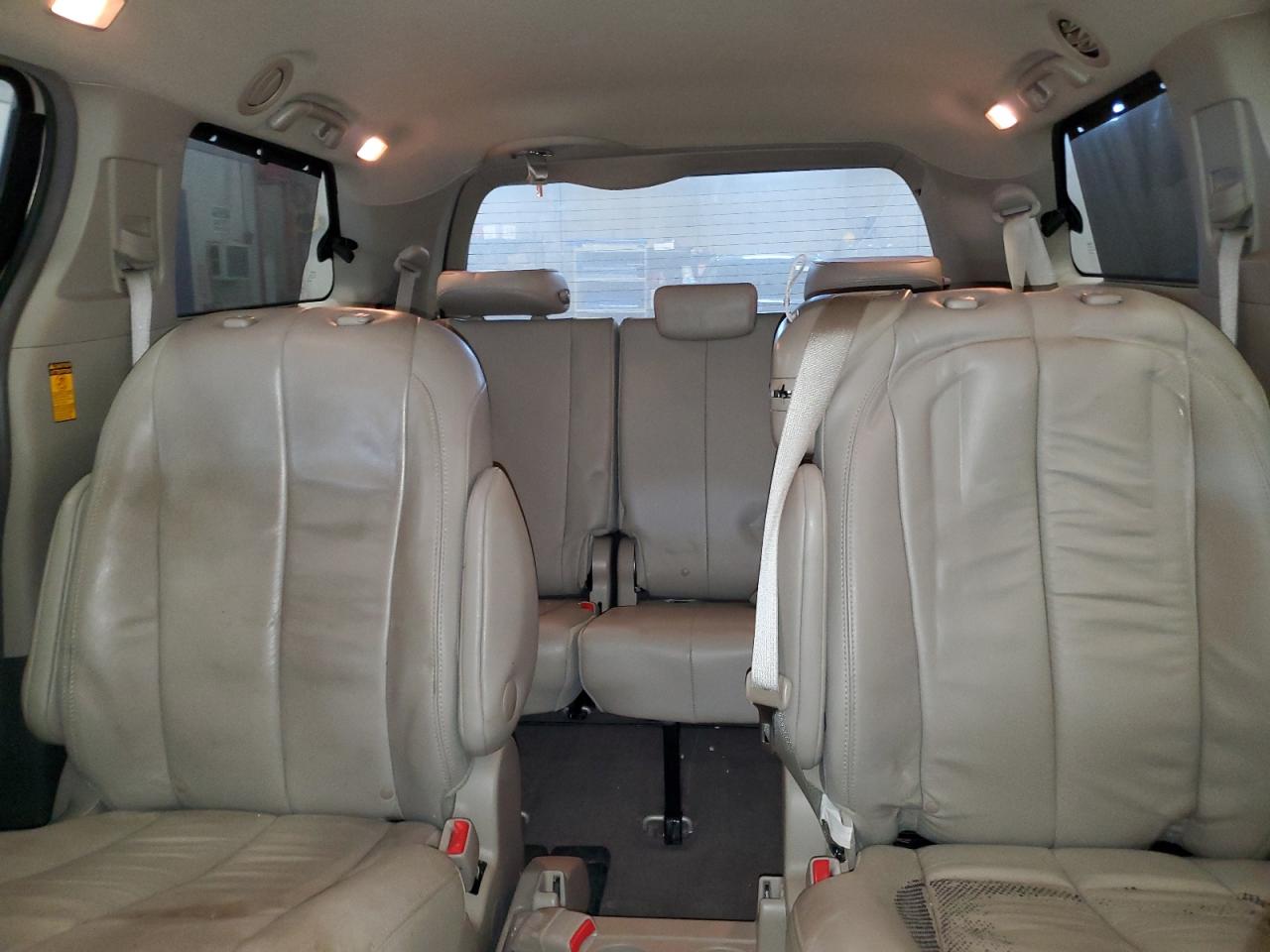 2014 Toyota Sienna - Image 10