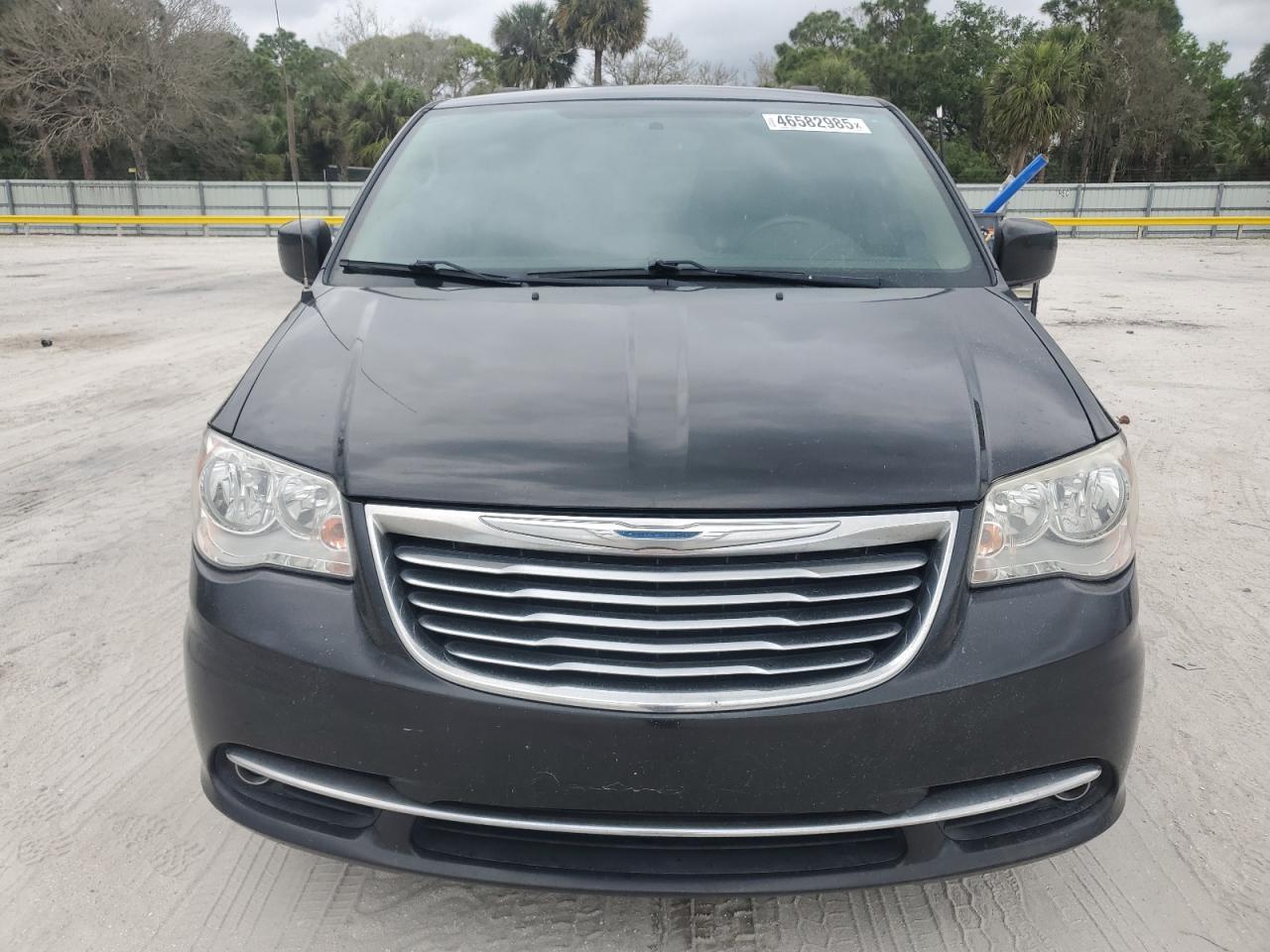 2016 Chrysler Town & Country - Image 5