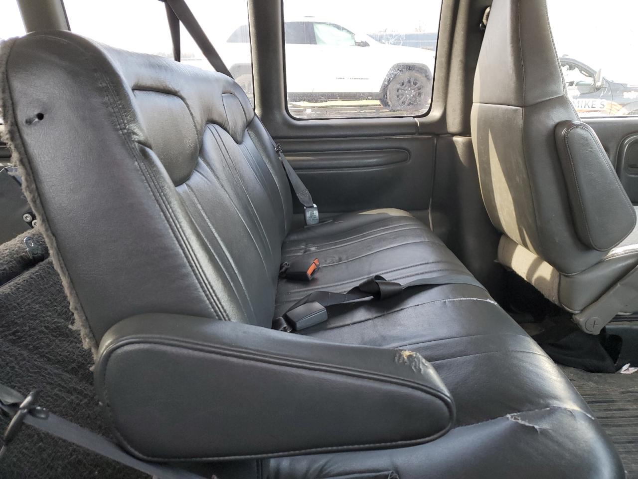 2002 Chevrolet Express - Image 11