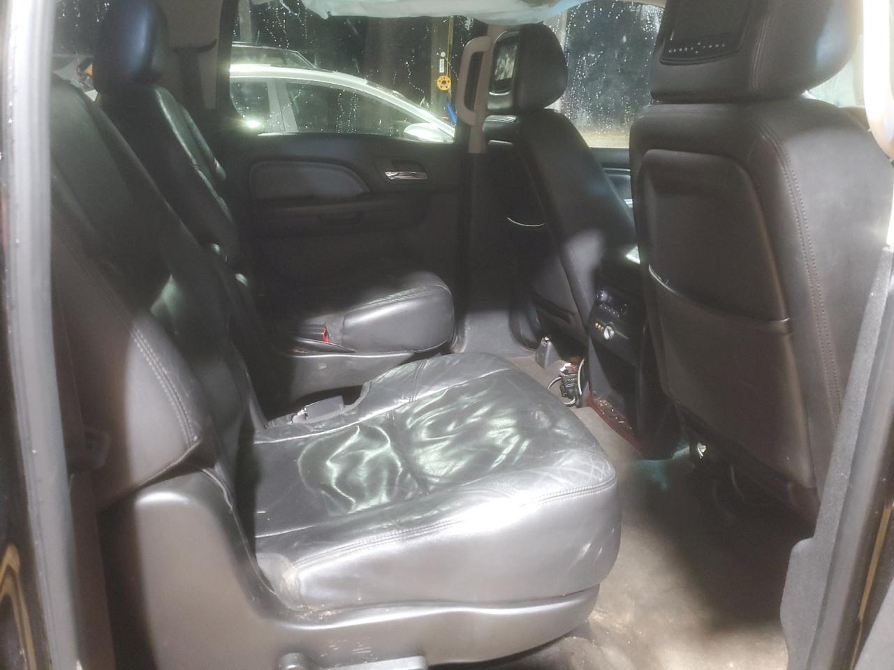 2011 Cadillac Escalade - Image 11