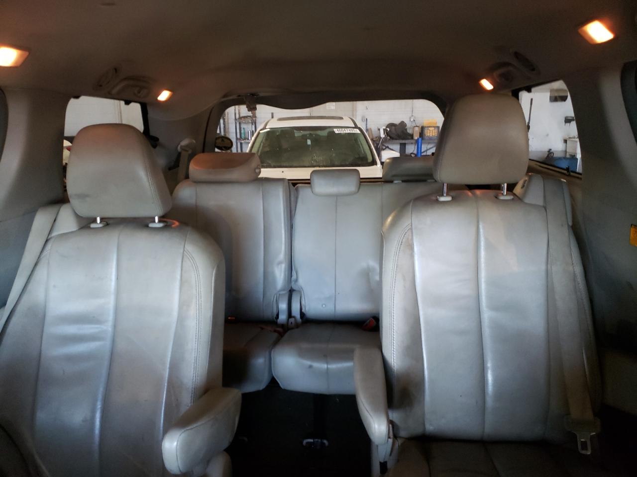 2013 Toyota Sienna - Image 10