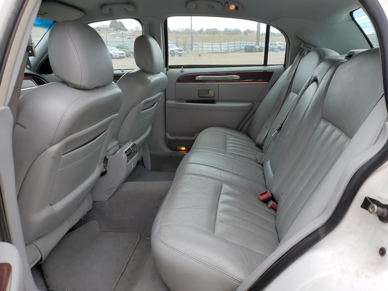 2004 Lincoln Town Car - Image 10