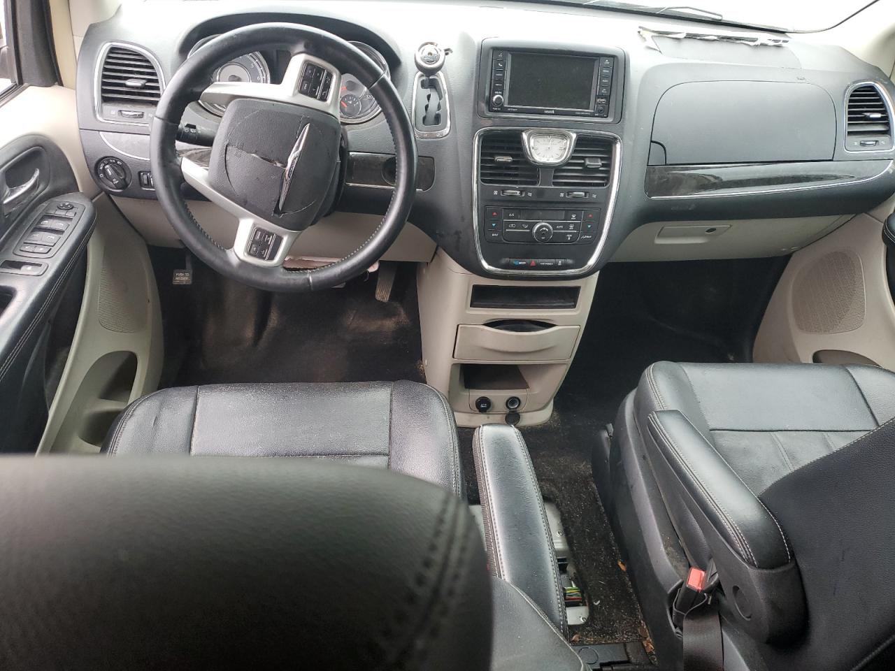 2015 Chrysler Town & Country - Image 8