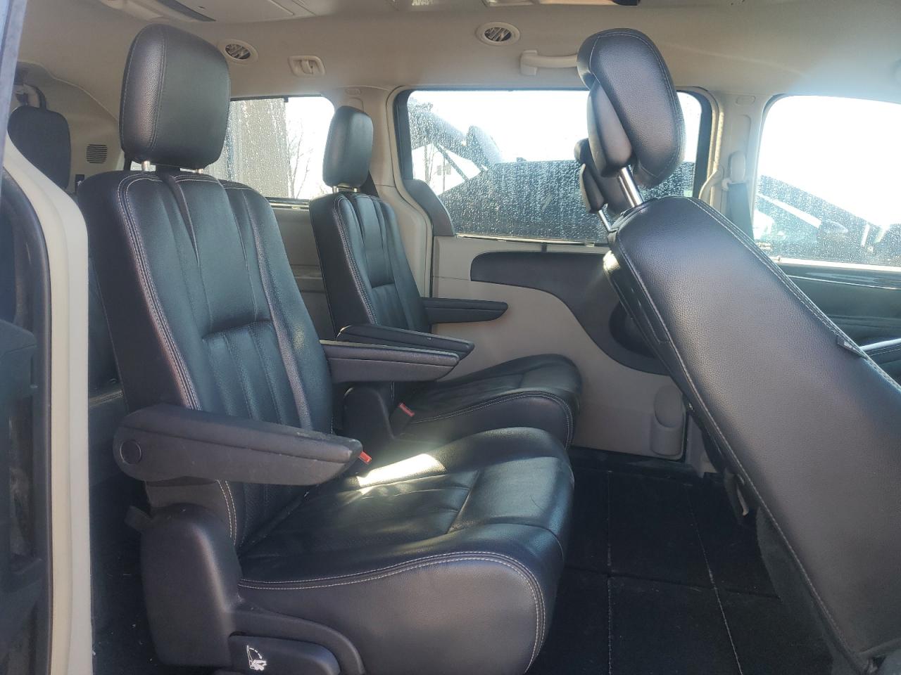 2012 Chrysler Town & Country - Image 11