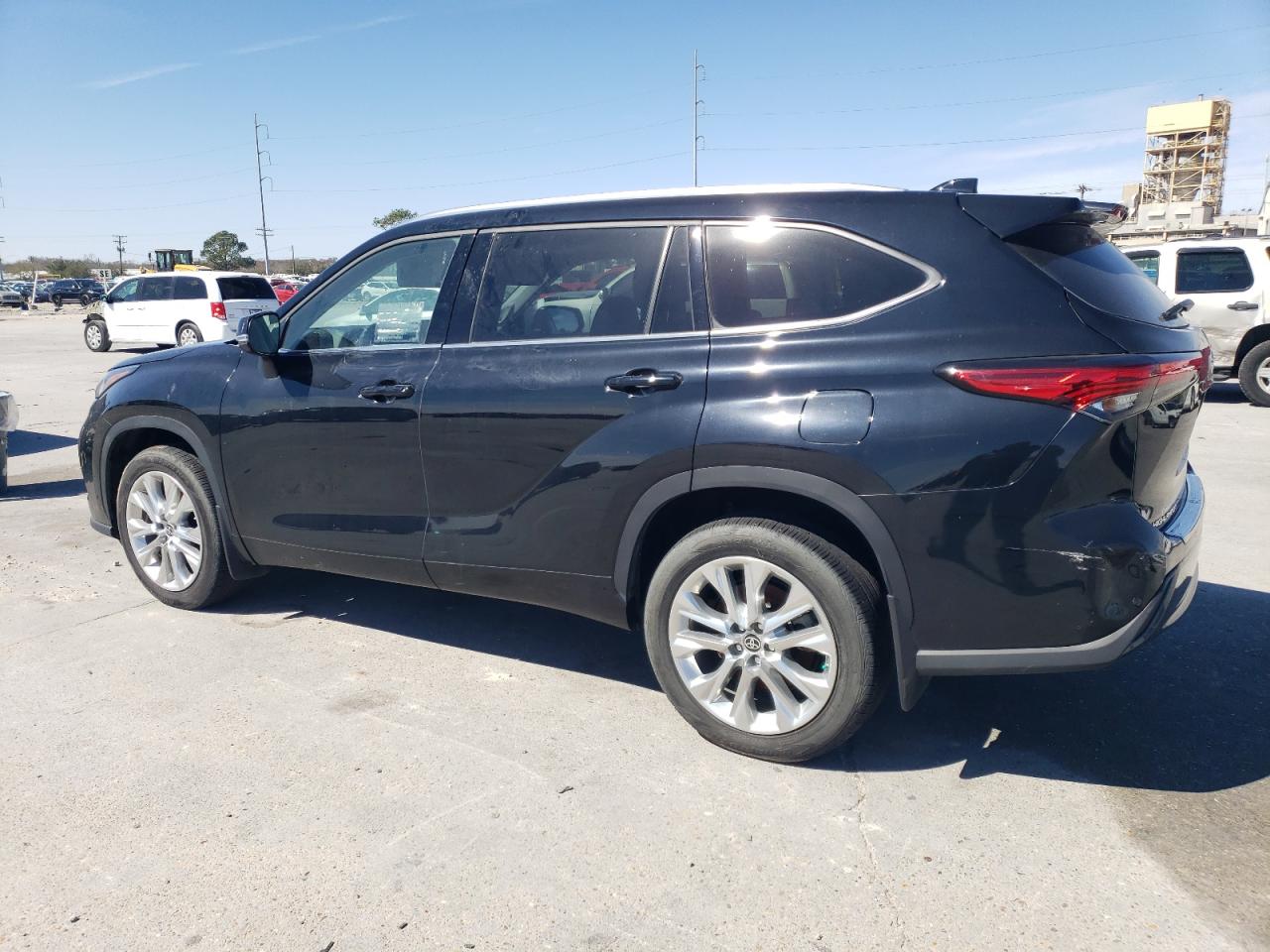 2021 Toyota Highlander - Image 2