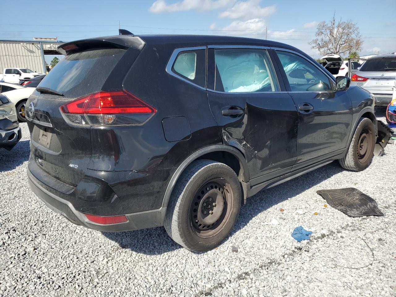 2017 Nissan Rogue - Image 3