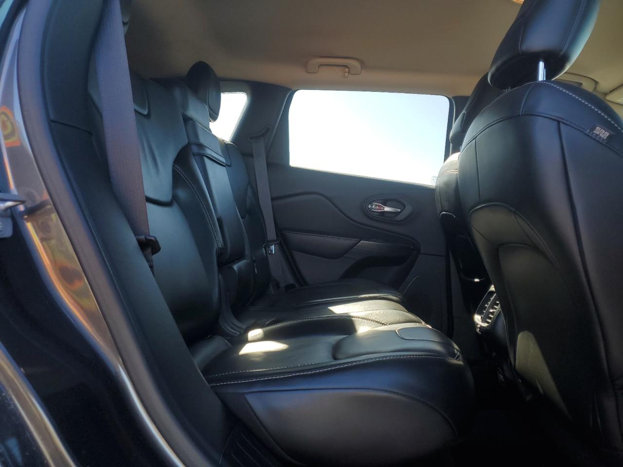 2015 Jeep Grand Cherokee - Image 11