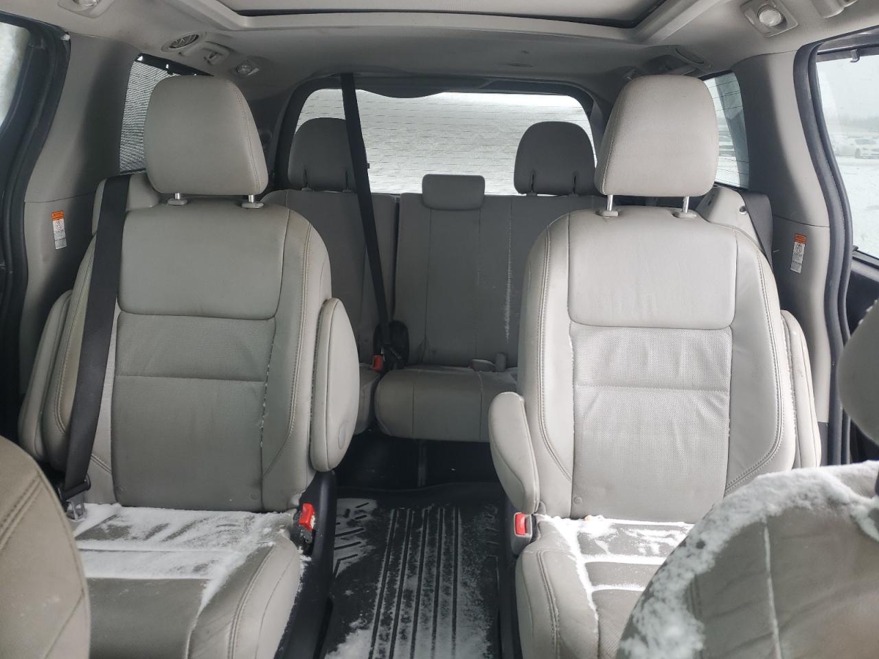 2015 Toyota Sienna - Image 10