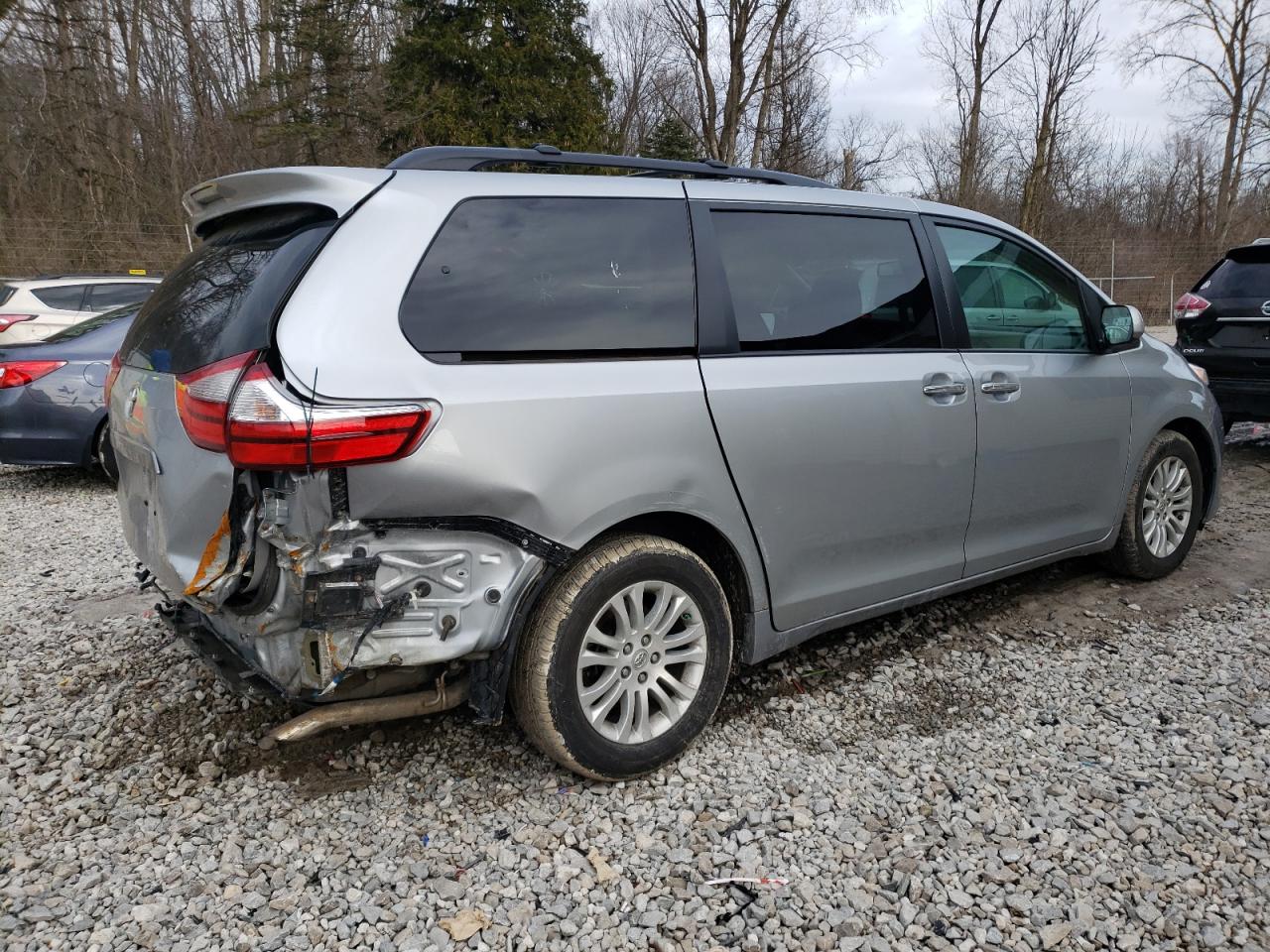 2016 Toyota Sienna - Image 3