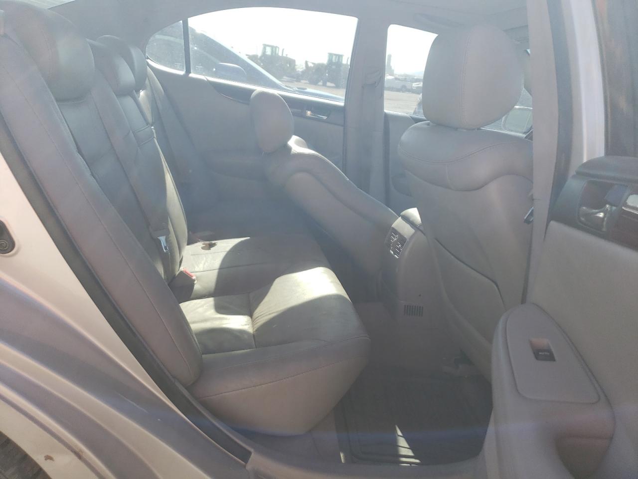 2004 Lexus ES - Image 10
