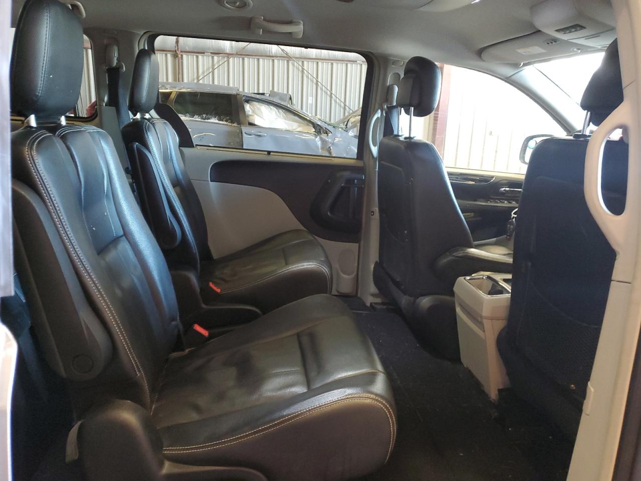 2014 Chrysler Town & Country - Image 11