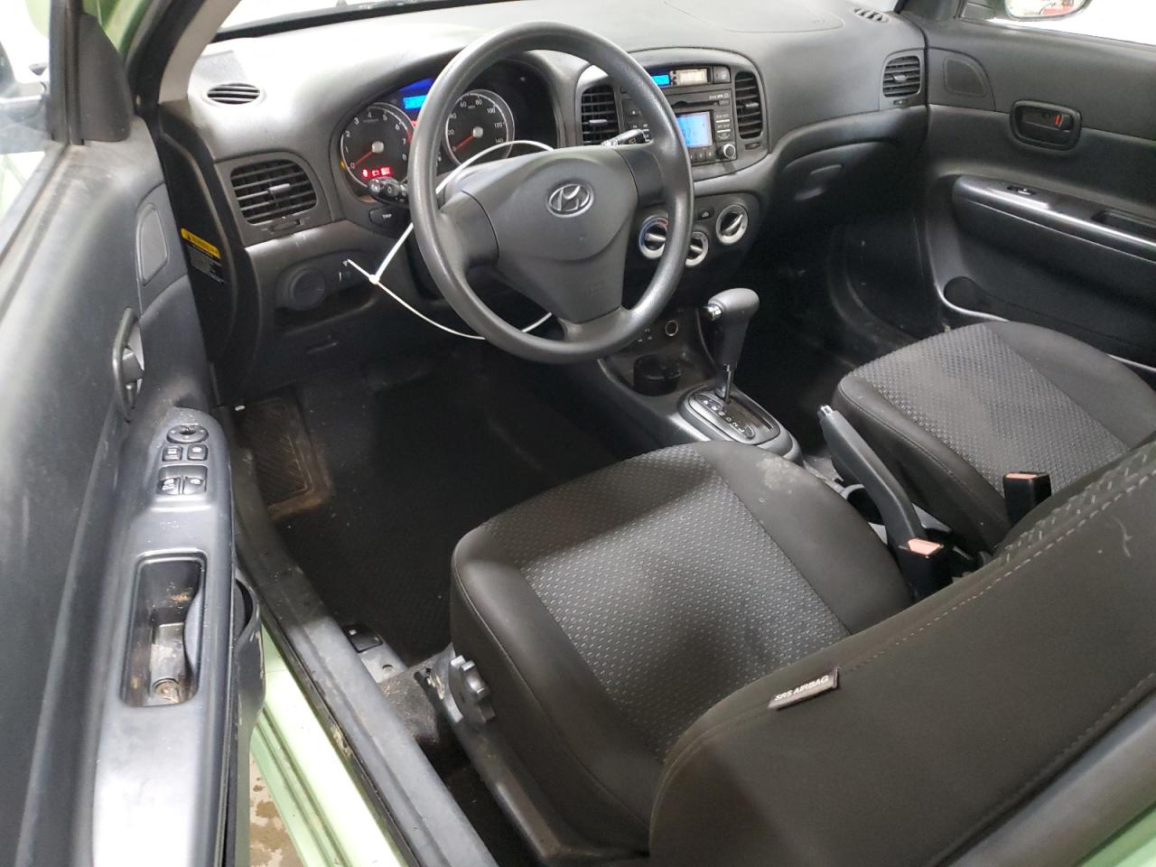 2010 Hyundai Accent - Image 8