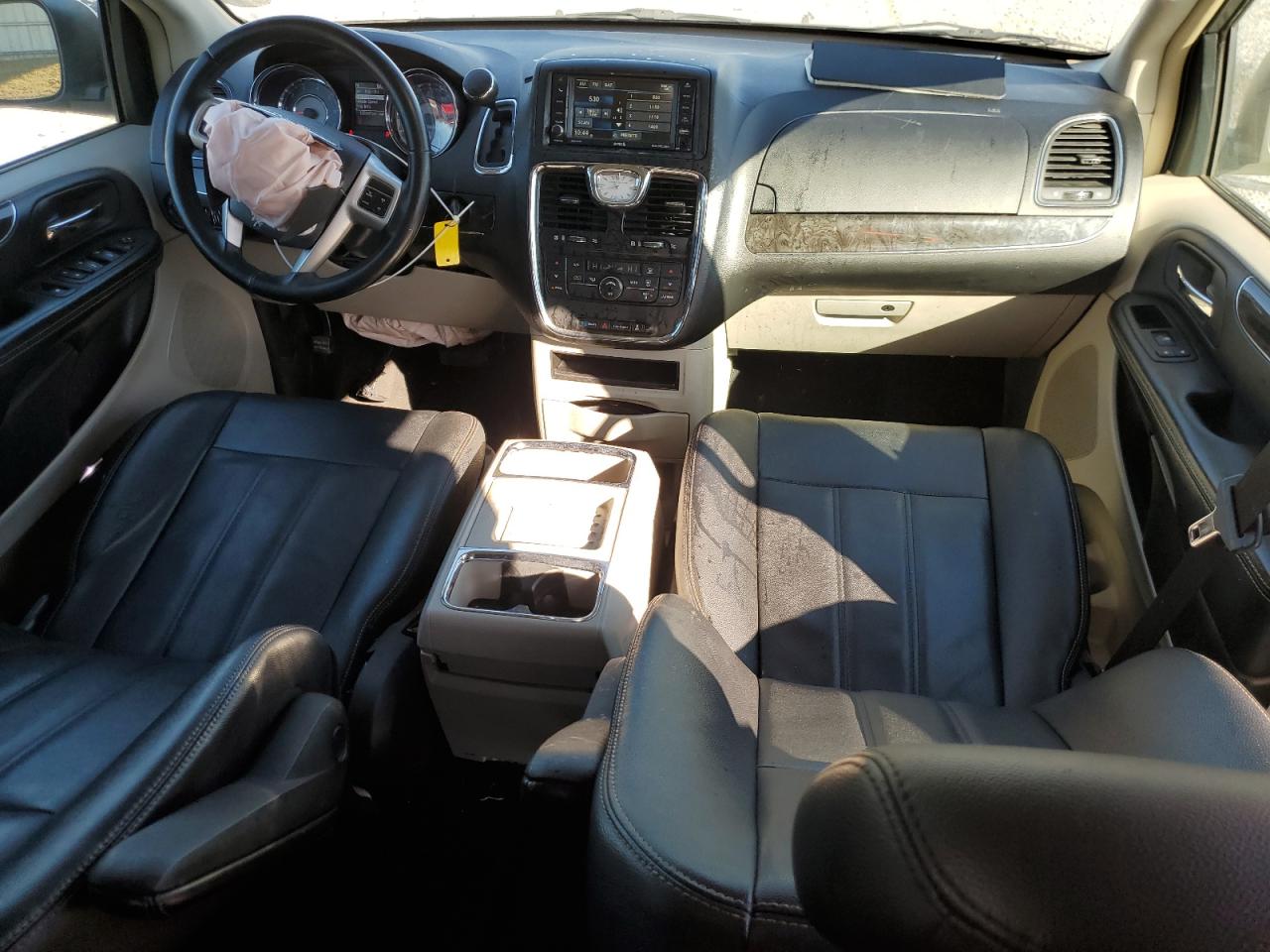 2016 Chrysler Town & Country - Image 8