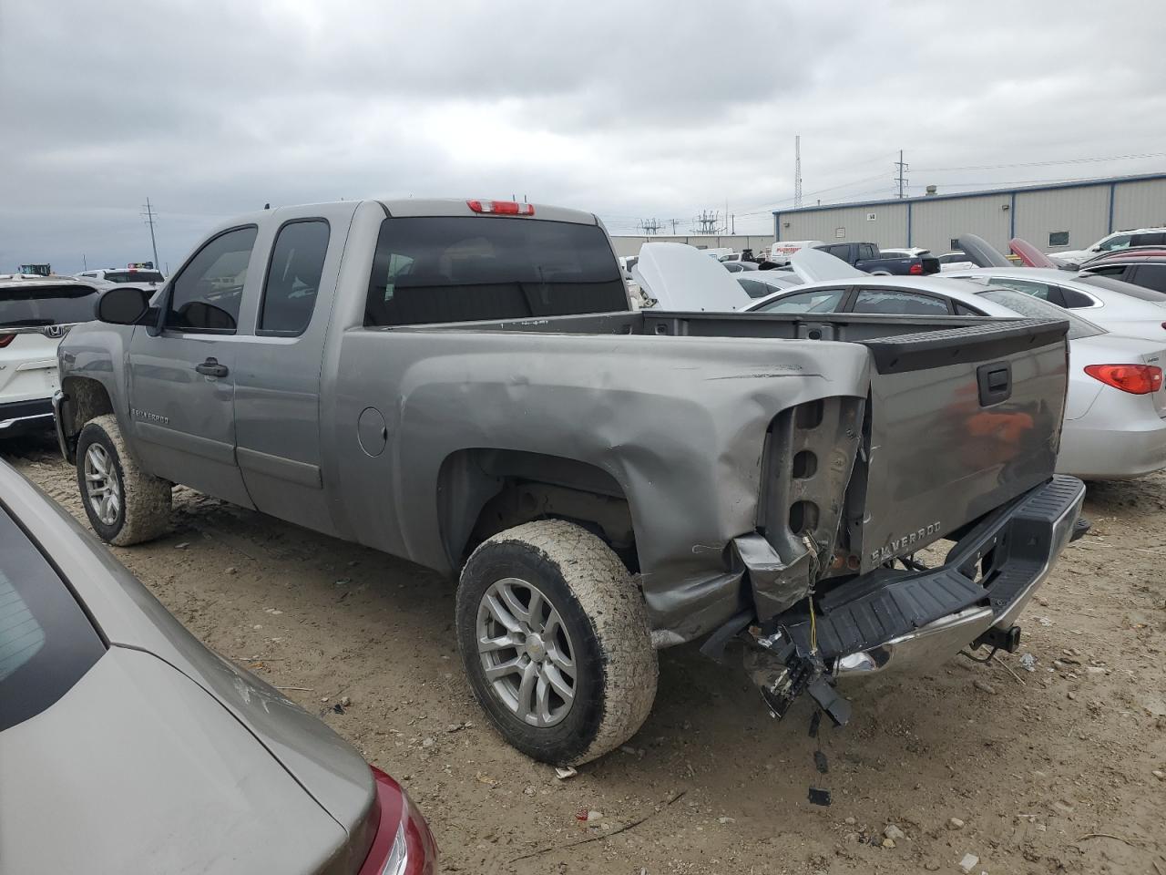 2007 Chevrolet Silverado - Image 2