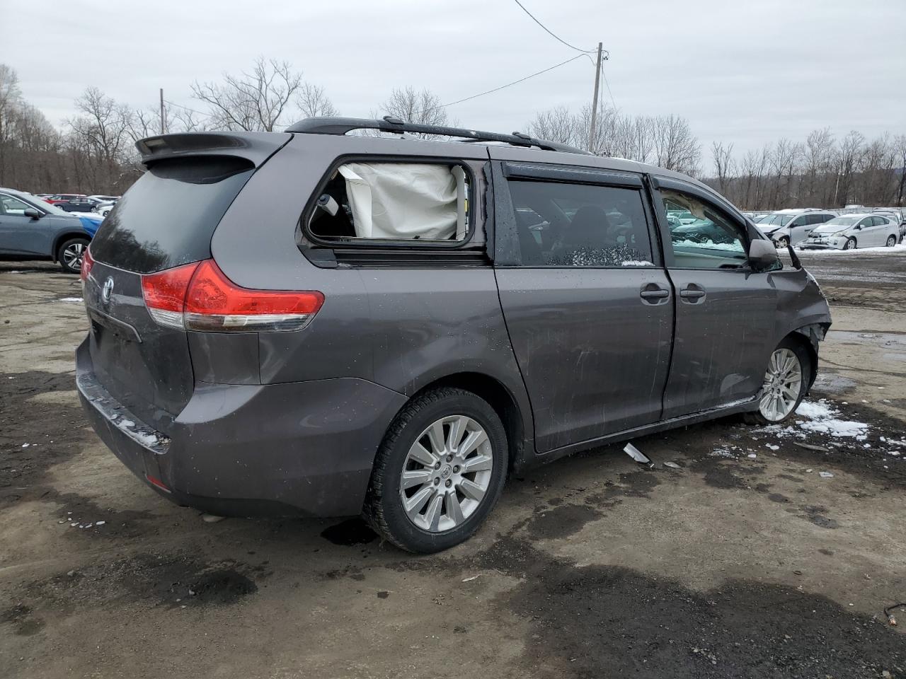 2014 Toyota Sienna - Image 3