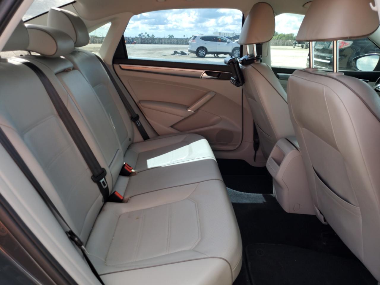 2018 Volkswagen Passat - Image 10