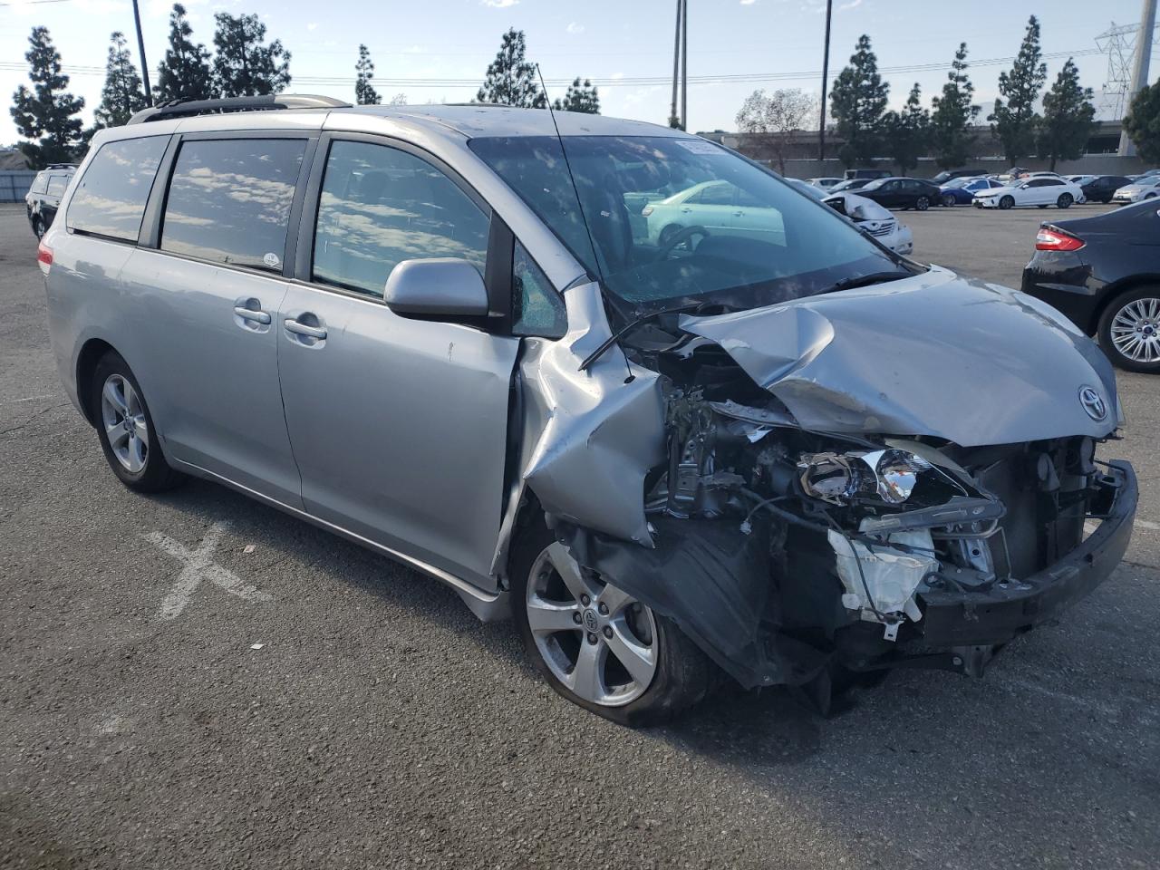 2014 Toyota Sienna - Image 4