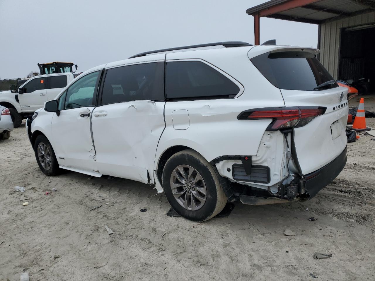 2021 Toyota Sienna - Image 2